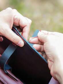 DIY钱包制作套装 - 包括预打孔水桶包底、带链条的DIY钱包制作套装、PU皮革水桶包底和肩带、带可拆卸肩带和链条的DIY钱包制作套装，适用于钩编手提包、人造革包制作、人造革包编织套装、带孔DIY手提包底部定型垫，深棕色，包含包底、弧形垫、肩带、搭扣 - 彩色 - 查看 2