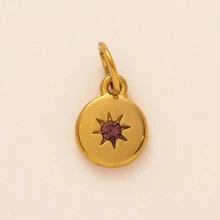 قطعة واحدة من قلادة بنمط نجمي من الزركونيا تمثل الأشهر الاثني عشر للميلاد، مناسبة لصنع قلائد DIY، أساور، أقراط، سلاسل حقائب، مفاتيح. مصنوعة من الفولاذ المقاوم للصدأ مع زركونيا ملونة ومطلية بالذهب عيار 18 قيراط، ويمكن شراؤها كهدية للزوجات والأمهات والصديقات وكإكسسوارات مجوهرات للنساء وإكسسوارات DIY وإكسسوارات سلاسل المفاتيح وغيرها