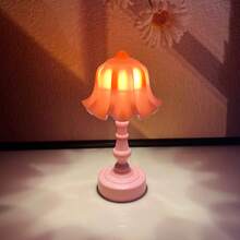 1 Stück Europäischer Retro Mini Tischlampe - Warmweiße LED Beleuchtung Nachtlicht, batteriebetriebene Lampe mit weichem Licht zum Schutz der Augen, Dekoration für Feiertage, Partys, perfektes Geburtstagsgeschenk, Palast-Stil Lampe, Schlafzimmerdekoration - Blumen Atmosphäre Licht, ideale Schreibtisch- und Nachttischdekor, Geschenk für Vater-/Muttertag, Büro Dekoration Lampe, für Schlafzimmer, Zimmer, Wohnzimmer, Küche, Schreibtisch, Hochzeit, Wohndekoration, INS-Stil dekorative Lampe, einfach kreative Blütenknospen Mini Tischlampe