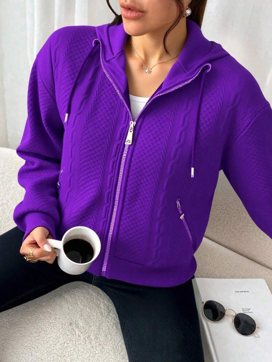 Cazadora tipo bomber con cremallera delantera, con detalle de bolsillo a los costados con cremallera, con capucha trasera, con cordones ajustables, - Morado - Ver 1