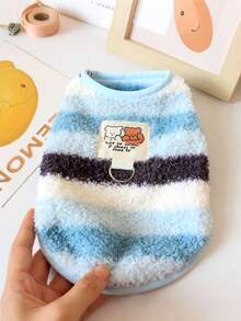 1件彩虹绒宠物背心，舒适柔软，适合小型和中型犬猫，秋冬季穿着。