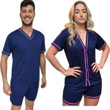 Kit Pijama Casal Malha Adulto Curto Verão Americano Mozão cor Azul Kit Pijama Casal Malha Adulto Curto Verão Americano Mozão Preto Conjunto de Dormir Casal Feminino e Masculino Roupa de Dormir Para Ele e Ela Pijama Casal Combinando Estilo Americano Ideal Para Verão Noites Quentes Conjunto Curto Camisa Manga Curta e Short Tecido em Malha Leve Fresca e Confortável Toque Macio Não Esquenta Modelagem Confortável Para Dormir Descansar e Uso Diário Em Casa Roupa de Casa Casal Pijama Adulto Barato Moda Casal Verão Pijama Para Dormir Melhor Conforto Térmico Qualidade Superior Presente Para Casal Namorados Mozão Marido e Esposa Dia dos Namorados Aniversário Lua de Mel Momentos a Dois Conjunto Casal Preto Elegante Moderno Prático Funcional e Confortável - Fem-G - Visão 1