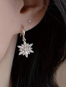 1 Pair Of Stylish And Elegant Snowflake Christmas Earrings