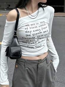 1 件女士斜领字母印花露肩 T 恤，初秋紧身内衣