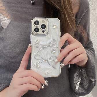 1 pieza Funda de teléfono de metal con mariposa de cristal con lazo de resina con pintura crema chapada, adecuada para parejas, amigos y familiares, buena opción para regalos de cumpleaños, Navidad y Año Nuevo. La funda de teléfono está diseñada con un proceso de pegamento a prueba de polvo y a prueba de agua que cubre toda la superficie, compatible con las series de 11 12 13 14 15 16.