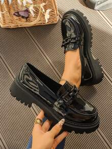 2025 Nuovi mocassini da donna per primavera/autunno con decorazione a catena metallica, suola spessa in pelle lucida, slip-on, fondo morbido, neri, alla moda, versatili e comodi - Nero lucido - Visualizzare 3