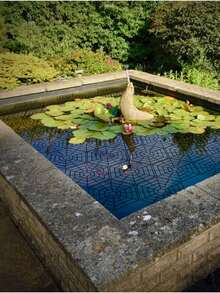 20 piezas Redes protectoras de peces resistentes a los rayos UV - Cubiertas de malla flotante con diseño de rejilla de diamante, evita que las aves atrapen a los peces, plástico negro, 26.8cm X 26.3cm Ligero y duradero para estanques de jardín Juego de 20 piezas de red protectora de peces de 6 esquinas, red protectora de peces de estanque, protector de estanque