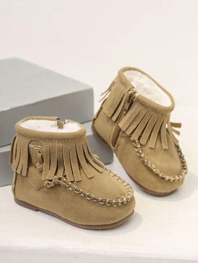 1双婴儿流苏舒适保暖平底靴，适合秋冬季日常户外穿着