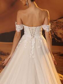 Elasola فستان زفاف بياقة عارية الكتفين وياقة عميقة على شكل حرف V مزين بالدانتيل، فستان كرة ذو تنورة رومانسية من التول للعرائس للحفلات الخارجية والحدائق، فستان زفاف للعروس مزين بالدانتيل وله ذيل، باللون العاجي من التول