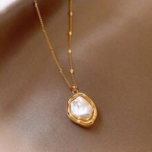 Irregular Baroque Pearl Pendant |   Gold-Plated Slender Chain |   Each Pearl Is Unique |   Light Brown Satin Pleated Background |   Hand-Inlaid Gold-Edged Pearls |   French Retro Elegant Clavicle Chain |   Ins-Style Luxury Accessories |   Elegant Date And Dinner Item |   Hypoallergenic And Long-Lasting Color |   The Perfect Birthday Gift For Your Girlfriend | # BaroquePearl # LightLuxuryNecklace # ElegantJewelry - 金色 - 查看 6