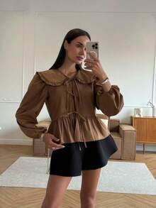 休闲纯色长袖衬衫，彼得潘领和前领带设计，适合女士，非常适合俱乐部和街头服饰美学 - 摩卡棕 - 查看 5