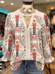 Nutcracker Printed V-Neck Shirt - Festive Contrasting Color Design, Decorated With Holiday Toy Soldier Patterns And Floral Accents - A Casual Long-Sleeved Top Suitable For Christmas Parties, Winter Outfits, And Daily Vibrant Looks - A Must-Have Item In Your Festive Wardrobe That Is Soft, Stylish, And Comfortable Against The Skin - Màu be - Xem 2