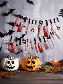 12件套万圣节派对装饰血腥横幅，万圣节花环横幅，恐怖花环装饰，逼真的红白血迹飞溅设计，配有黑色手柄的刀、锯、剪刀和匕首，非常适合恐怖电影主题生日派对 - 彩色 - 查看 3