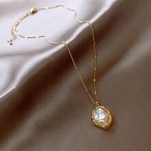Irregular Baroque Pearl Pendant |   Gold-Plated Slender Chain |   Each Pearl Is Unique |   Light Brown Satin Pleated Background |   Hand-Inlaid Gold-Edged Pearls |   French Retro Elegant Clavicle Chain |   Ins-Style Luxury Accessories |   Elegant Date And Dinner Item |   Hypoallergenic And Long-Lasting Color |   The Perfect Birthday Gift For Your Girlfriend | # BaroquePearl # LightLuxuryNecklace # ElegantJewelry - 金色 - 查看 1