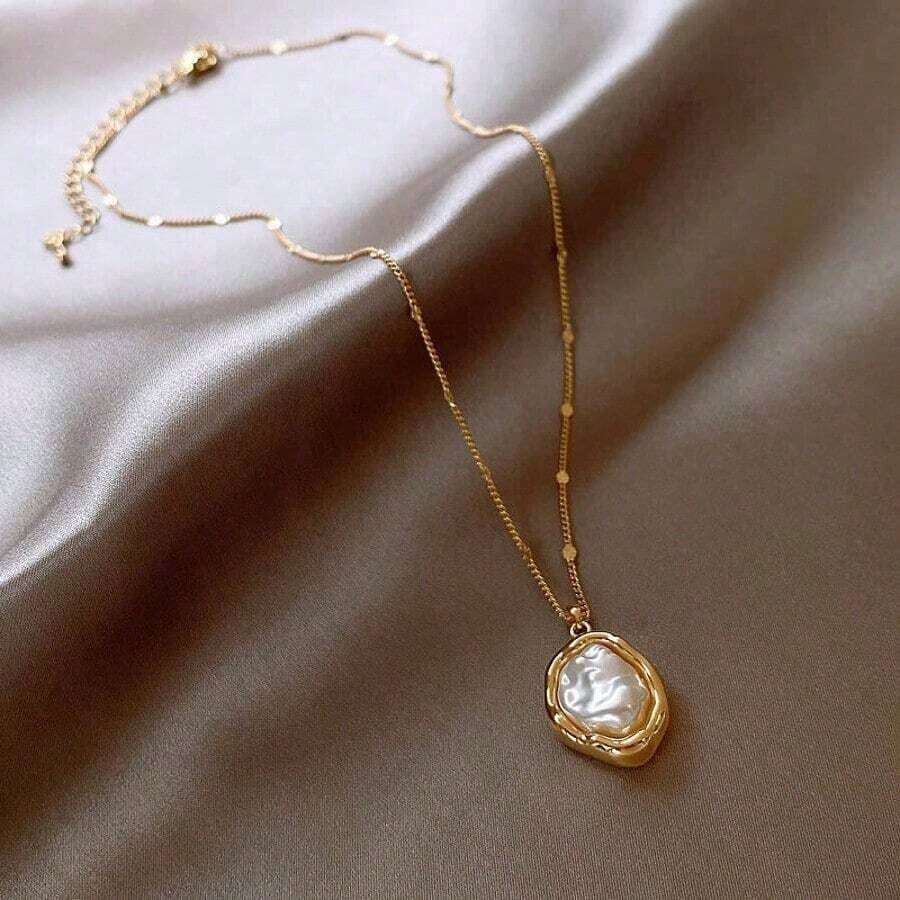 Irregular Baroque Pearl Pendant |   Gold-Plated Slender Chain |   Each Pearl Is Unique |   Light Brown Satin Pleated Background |   Hand-Inlaid Gold-Edged Pearls |   French Retro Elegant Clavicle Chain |   Ins-Style Luxury Accessories |   Elegant Date And Dinner Item |   Hypoallergenic And Long-Lasting Color |   The Perfect Birthday Gift For Your Girlfriend | # BaroquePearl # LightLuxuryNecklace # ElegantJewelry - 金色 - 查看 1