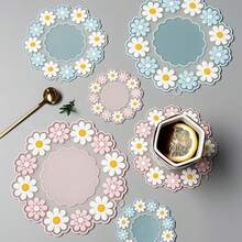 1 pieza Posavasos de margarita de material de silicona, forma de flor linda, resistente a altas temperaturas, posavasos de café de dos colores, posavasos para tazas de 10/15/20 cm, adecuados para regalos de vacaciones, regalos para colegas de oficina, decoración del hogar, perfectos para la decoración del hogar y la protección de la mesa