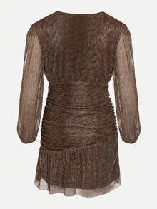 Vestido justo com decote cruzado e fio metálico