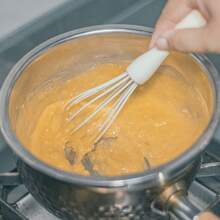 白色手动硅胶打蛋器，手摇式烘焙搅拌工具，配有5根高弹性搅拌丝，易于清洁的厨房烘焙工具 - 彩色 - 查看 6