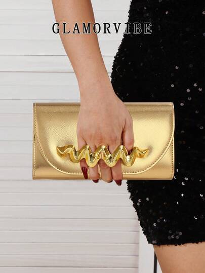 حقيبة يد صغيرة بتصميم أنيق من الجلد الفاخر باللون الذهبي، مزينة بسلسلة معدنية لامعة، مناسبة للحفلات والمناسبات الرسمية كالزفاف والسهرات والحفلات الراقية