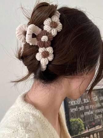 1個 ニットフラワーヘアクロークリップ、エレガントな2025年秋冬新作ヘアアクセサリー、ルーズなヘアスタイルに最適なヘアクロー、パーティー、通勤、コーディネートに合わせて使えるフォールヘアクリップ、ウィンターヘアクラッチ、ファッションヘアクリップ、女性の休暇アウトフィット用ヘアアクセサリー