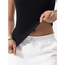 Camiseta de mujer de costilla con acolchado, top de entrenamiento de cuello cuadrado, top corto ajustado, camiseta básica de tirantes - Negro sólido - Ver 6