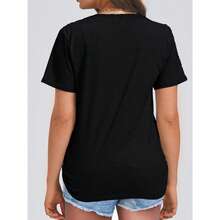 [Camisetas conmemorativas a juego] Camisetas conmemorativas a juego para parejas - Impresión "Es nuestro aniversario" con diseño de anillos entrelazados, patrón geométrico blanco y dorado, camisetas casuales de cuello redondo lavables a máquina para él y ella, regalo perfecto para celebraciones de bodas, citas y uso diario, ropa romántica, camiseta de ajuste relajado, tela de fácil cuidado, tela cómoda - Mujer 1 pieza - Ver 4