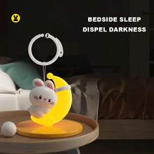 1 طقم إضاءة ليلية للأطفال (مع خطاف) - تصميم أرنب جميل، يهدئ مشاعر الطفل، يخلق بيئة دافئة ومريحة، يتضمن موسيقى مهدئة للنوم، ديكور معلق لعربة الأطفال، إضاءة نوم للغرفة، حماية للعين أثناء تغذية الطفل، مناسب للتعليق على السرير، لعبة تهدئة للطفل، هدية لعبة للطفل (بعض الملحقات بألوان عشوائية)