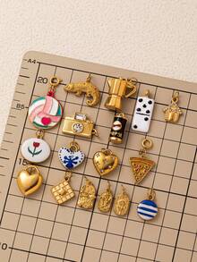 1 pezzo di ciondolo in zirconia a forma di cuore, macchina fotografica, pallavolo, pizza, cola, caffettiera, fiore, può essere utilizzato per realizzare collane, braccialetti, orecchini, catene per borse, portachiavi, ecc. Materiale in acciaio inossidabile placcato in oro 18K, ornamenti a forma di charm, perline decorative, accessori gioielleria da donna, accessori fai-da-te, accessori portachiavi, accessori in acciaio inossidabile, ciondoli in acciaio inossidabile, ecc.