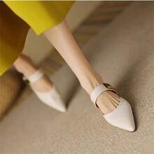 Zapatos de tacón para mujer Mules con punta afilada y talón abierto, detalles metálicos y tacones gruesos. Nuevo estilo de moda europea y americana para el verano. Mules con media punta para mujer. Sandalias mules con tacones gruesos para llevar al aire libre. Elegantes sandalias con punta afilada para mujer. Colección de verano. - Beis - Ver 7