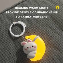 1 طقم إضاءة ليلية للأطفال (مع خطاف) - تصميم أرنب جميل، يهدئ مشاعر الطفل، يخلق بيئة دافئة ومريحة، يتضمن موسيقى مهدئة للنوم، ديكور معلق لعربة الأطفال، إضاءة نوم للغرفة، حماية للعين أثناء تغذية الطفل، مناسب للتعليق على السرير، لعبة تهدئة للطفل، هدية لعبة للطفل (بعض الملحقات بألوان عشوائية)