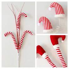 Tannenzweig mit Strickmütze, Zuckerstange, Weihnachtsdekoration