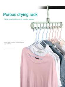 1 Wielofunkcyjny wieszak na ubrania z wieloma otworami do wieszania ubrań. Służy do suszenia bielizny, ręczników, ubranek dziecięcych, czapek, szalików, skarpetek, biustonoszy, spodni, pieluszek wielorazowych, rękawiczek. Niebieskie modele.