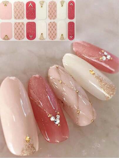 Hình dán móng tay đính đá 3D họa tiết cây thông Noel màu vàng và hình thoi đỏ, tự làm đồ trang trí móng tay theo phong cách nghệ thuật.
