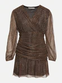 Vestido justo com decote cruzado e fio metálico