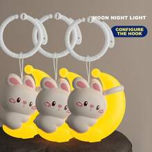 1 طقم إضاءة ليلية للأطفال (مع خطاف) - تصميم أرنب جميل، يهدئ مشاعر الطفل، يخلق بيئة دافئة ومريحة، يتضمن موسيقى مهدئة للنوم، ديكور معلق لعربة الأطفال، إضاءة نوم للغرفة، حماية للعين أثناء تغذية الطفل، مناسب للتعليق على السرير، لعبة تهدئة للطفل، هدية لعبة للطفل (بعض الملحقات بألوان عشوائية)