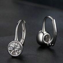 LOVESSOM زوج من أقراط الفضة الإسترليني المطلية بالذهب عيار 14 قيراط، 0.5 قيراط * 2 موسانيت، بتصميم كلاسيكي بسيط وعصري مناسب للرجال والنساء، مناسب لحفلات الزفاف والمناسبات الخاصة كعيد الأم وعيد الأب والعيد والشكر وعيد الميلاد وبداية العام الدراسي وموسم الزفاف والذكرى السنوية