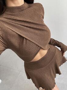 Vestido Assimétrico de Gola Alta e Cintura Envolvente em Cor Sólida