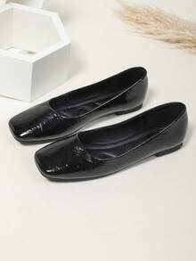 حذاء كاجوال مريح بنعل مسطح وناعم، بتصميم مربع للأصبع، قابل للارتداء بسهولة، مناسب للتنقل اليومي للمرأة ذات الحجم الكبير، موديل جديد لعام 2025