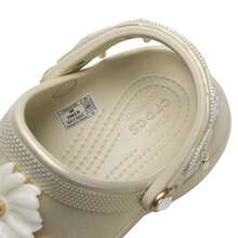 Crocs 2026新款女士拖鞋/凉鞋  骨白色 闪亮珍珠花朵 休闲舒适一脚蹬鞋 211519-2Y2 - 骨白色 - 查看 6