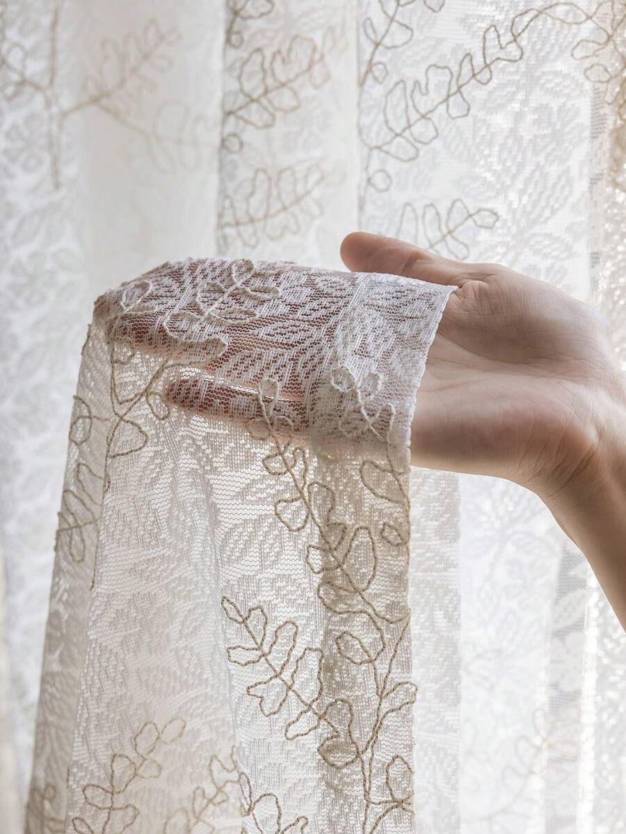 1 tấm rèm voan thêu hoa, phong cách Pháp lãng mạn.