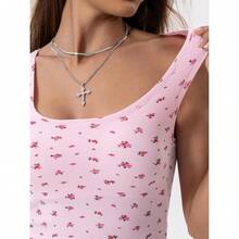 Camiseta de mujer de costilla con acolchado, top de entrenamiento de cuello cuadrado, top corto ajustado, camiseta básica de tirantes - Rosa rosa floral - Ver 3