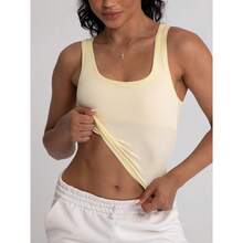 Camiseta de tirantes acanalada para mujer con acolchado, top de entrenamiento de cuello cuadrado, top corto ajustado, camiseta básica de tirantes - Sorbete de pera - Ver 4