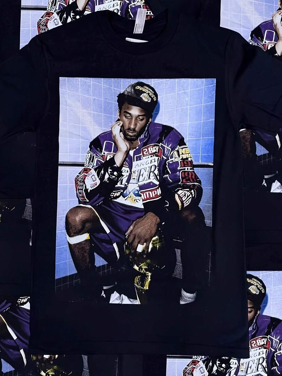 T ShirtShip T T-Shirt-Vintage Lakers Graphic, Purple 2001 Locker Room Style, Retro Basketball Tribute Unisex 220G 100% High-Density Cotton T-Shirt-Comfortable And Skin-Friendly, Perfect For Everyday Wear, Gym Training, And Travel. Perfect As A Surprise Gift For Birthdays And Anniversaries. Vintage-Style Tops, Cute Cotton Tops For Women. Unisex 220G 101% High-Density Cotton T-Shirt-Comfy And Skin-Friendly, Perfect For Everyday Wear, Gym Workout, And Travel. Perfect As A Surprise Gift For Birthdays And Anniversaries. Vintage-Style Tops, Cute Cotton Tops For Women. - Đen 2 - Xem 1