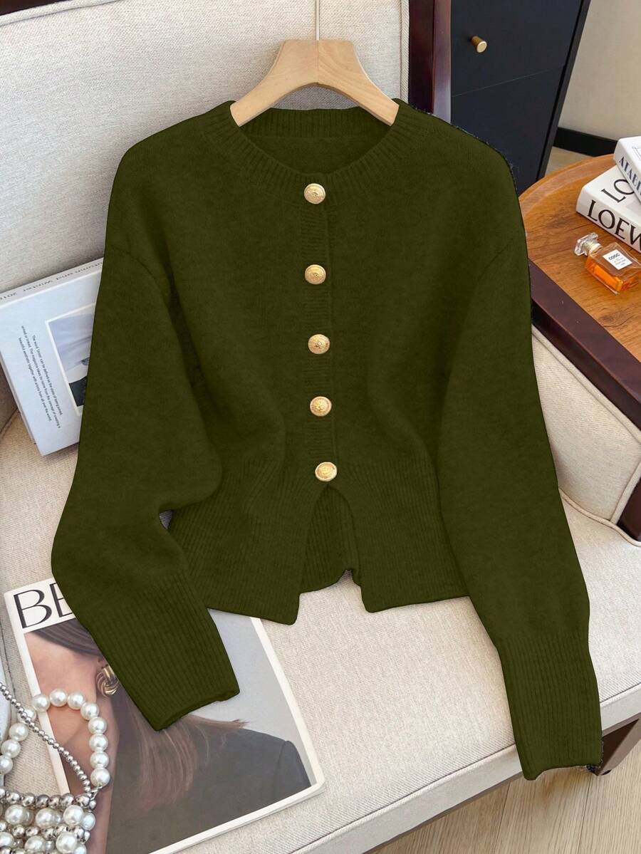 1 件秋冬纯色单排扣简约灰色开衫设计，短款前开衩腰部收紧独特金属纽扣长袖针织上衣开衫女