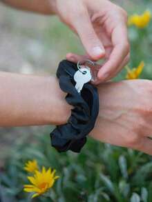 1pc Multi-Functional Hair Tie Storage Pouch - Portable Money Hider & Organizer, Non-Waterproof, Zippered Scrunchie Elastic Hair Tie With Secret Pocket For Keys, Cash, Headset, Accessory Storage - Fashionable Polyester Hair Band Accessory, Large Capacity Makeup Organizer Makeup Case, For Lipstick, Brush, Skincare, Mobile Phone, Coin, Small Items, For Home, Gift, Vacation And Festival Halloween Christmas Multifunctional Use Home Bathroom Decor Summer