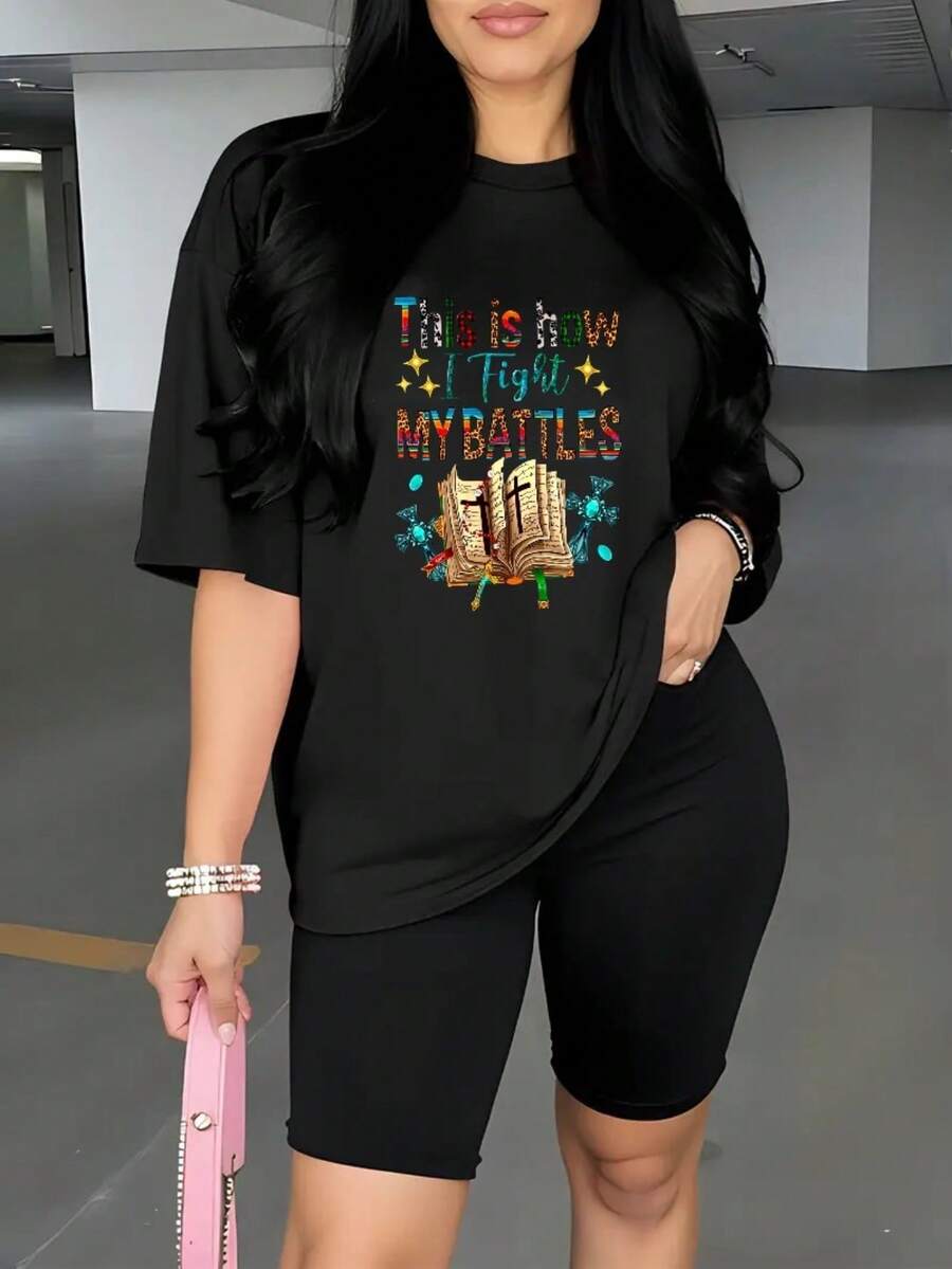 Esta camiseta presenta un estampado con la frase This is how I fight my battles acompañada de imágenes de libros y adornos florales. Camiseta oversized para damas, disponible en colores blanco y negro, con estampados de letras, flores y anime. El diseño general combina sensación con elementos de estampado, tiene un estilo casual y posee función de adelgazar, siendo una pieza básica y versátil. El modelo es animado y divertido, ideal para atuendo diario, vacaciones y crear looks de estilo callejero, así como para looks de Halloween y Día de los Muertos.
