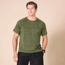 Essentials Men's UPF 50 Quick Dry Short Sleeve Swim Shirt - 酒紅色 - 查看 6