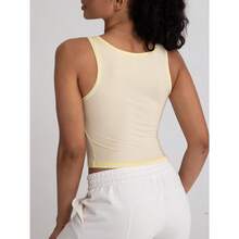 Camiseta de tirantes acanalada para mujer con acolchado, top de entrenamiento de cuello cuadrado, top corto ajustado, camiseta básica de tirantes - Sorbete de pera - Ver 6