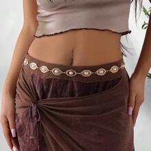 Ein neuer goldener Taillenkettenakzessoire für Frauen, passend zu westlichen Damengürteln, perfekt zum Kombinieren mit Röcken und passenden Outfits. Es verfügt über eine Taillenkette mit eingearbeiteten Kunststoffperlen-Ketten, was es zu einem ausgezeichneten Geschenk für eine Freundin macht. Es ist sehr geeignet für Frauen zum Tragen im Freien, bei Veranstaltungen und Partys im Frühling, Sommer, Herbst und Winter.