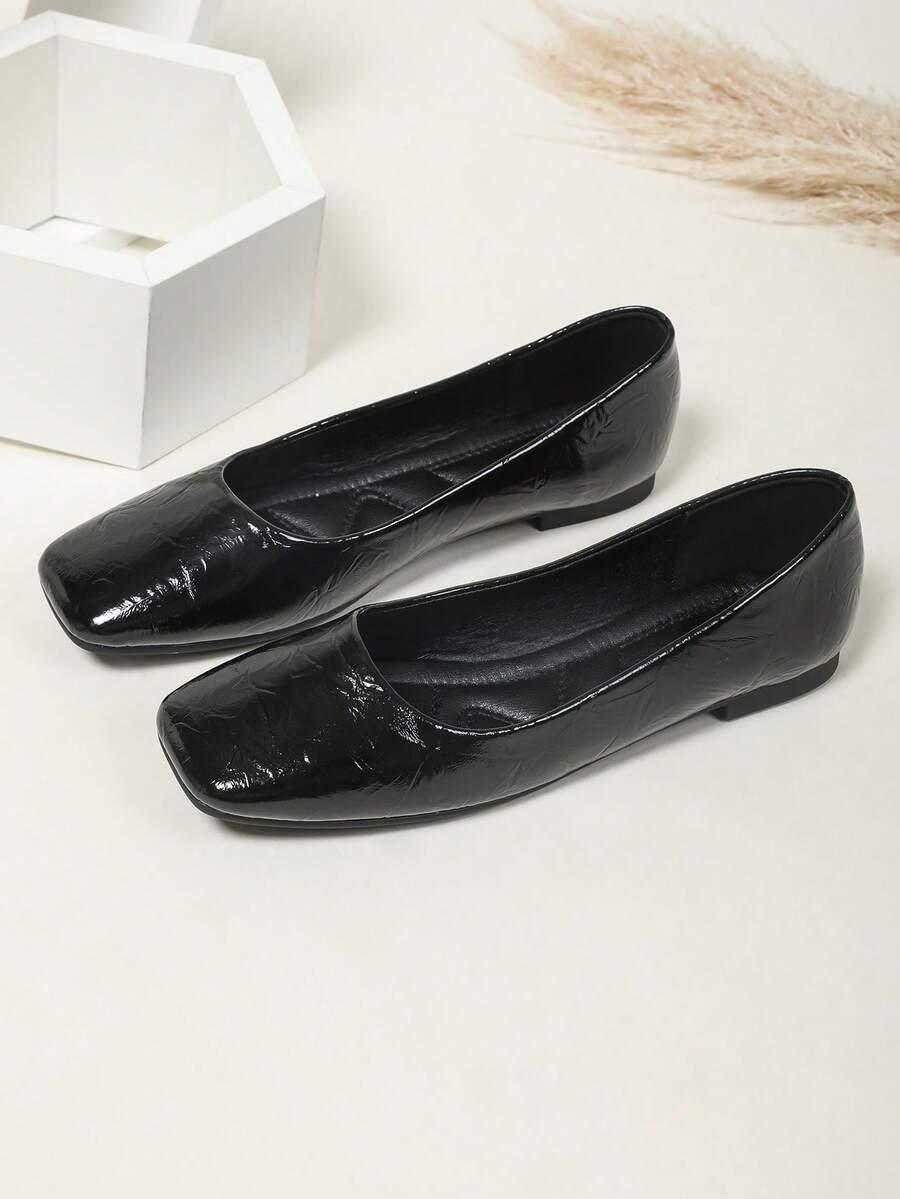 حذاء كاجوال مريح بنعل مسطح وناعم، بتصميم مربع للأصبع، قابل للارتداء بسهولة، مناسب للتنقل اليومي للمرأة ذات الحجم الكبير، موديل جديد لعام 2025